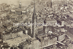 Altes Luftbild / Flugbild von der Innenstadt Hamburgs - freier Platz vor der Nikolaikirche / Hopfenmarkt, im Vordergrund das Nikolaifleet. Im Hintergrund die Binnenalster und das Hamburger Rathaus - re. die Petrikirche.