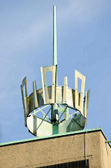 Krone auf dem Turm der Ev. Luth. Emmaus Kirche Hinschenfelde - Künstler Prof. Hartwig Ulrich.