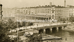 Historische Luftaufnahme von der Reesendammbrücke und den Alsterarkaden in der Hamburger Innenstadt; im Vordergrund Bootsverleih mit Ruderbooten an der Binnenalster -  re. Schuten mit Ladung.