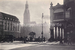 Altes Hamburgfoto - Blick über die Reesendammbrücke zum Rathaus - re. die Alsterarkaden; Fahrradfahred und Auto - Zeitungsstand auf der Brücke.