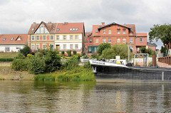 Hafen von Tangermünde  Binnenschiff Status Quo II an Dalben; Wohnhäuser.