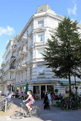 Gründerzeitgebäude, Wohnungen mit Geschäften - weisse Fassade; Architektur in Hamburg Eimsbüttel / Osterstraße.