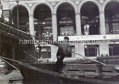 Altes Foto von den Hamburger Alsterarkaden - Schute mit Bootsführer / Ewerführer; mit einem langen Bootshaken / Peekhaken stakt der Schiffer die Schute durch die Kleine Alster.