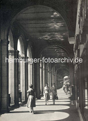 Altes Bild der Hamburger Alsterarkaden - Passanten im Säulengang.