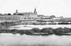 Historische Ansicht von der Kavallerie-Kaserne / ehem. Schloss in Küstrin an der Oder - im Hintergrund die Festungsanlagen.