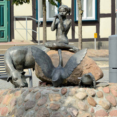 Markt von Arneburg - Gänselieselbrunnen, Bildhauer Roman Manevic.