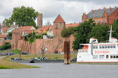 Blick über die Elbe - Festungsmauer von Tangermünde; Einfahrt zur Marina / Sportboothafen.