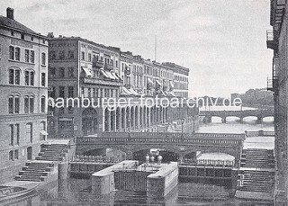 Historische Aufnahme von der Schleuse und Schleusenbrücke - Wohnhäuser und Säulengang der Alsterarkaden an der Kleinen Alster in der Hamburger Neustadt - im Hintergrund die Binnenalster.