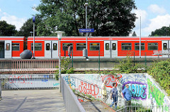 Bahnhof / Haltestelle Diebsteich; S-Bahnzug am Bahnsteig; Treppenabgang. (09/2016)
