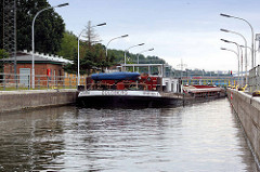 Schleuse Wusterwitz - das Binnenschiff Goldberg 04031090 liegt in der Schleusenkammer. Verbindungsschleuse vom Elbe-Havel-Kanal zum Wendsee / Plauer See und Havel.