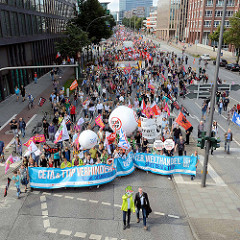 In Hamburg demonstrierten am 17.09.16 zwischen 30.000 und 65.000 Menschen  gegen die geplanten Freihandelsabkommen TTIP und CETA. Mehr als 30 Organisationen aus Norddeutschland hatten zu den Protesten aufgerufen. Bundesweit fanden zeitgleich weitere