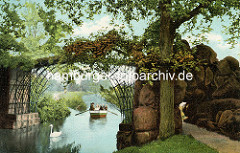 Eisenbrücke im Wörlitzer Park - altes Bild, coloriert - Ruderboot und Schwan auf dem Kanal.