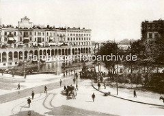 Altes Foto von der Kleinen Alster in Hamburg - Blick zu den Alsterarkaden. Ein Tankwagen / Wasserwagen mit Pferd, Pferdefuhrwerk auf der Straße - Handkarren am Straßenrand, Menschenmenge mit Straßenbahn. Schuten mit Kohleladung auf dem Alsterfleet