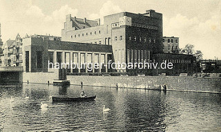 Altes Bild vom Billebad / Stadtbad in Hamburg Bergedorf; Badeanstalt an der Bille - Ruderboot auf dem Fluß. Backsteinarchitektur der 1930er Jahre in der Hansestadt Hamburg.