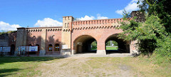 Restaurierte Festungsmauer und Berliner Tor der Festung Küstrin / Kostrzyn - Polen.