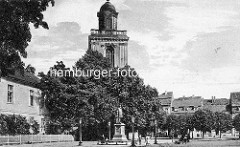 Altes Bild von der Pfarrkirche St. Marien in Küstrin; Denkmal für Johann Markgraf von Brandenburg-Küstrin auf dem  Marktplatz / Passanten