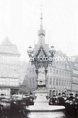 Historisches Foto vom Vierländerinbrunnen am Messberg in der Hamburger Altstadt -  Entwurf F. A. Meyer, Anfertigung der Figuren Bildhauer Engelbert Pfeiffer 1878.