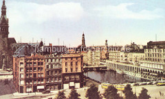 Historische Luftaufnahme von der Reesendammbrücke und der Kleinen Alster in der Hamburger Innenstadt; re. der Säulengang der Alsterarkaden - Straßenbahn, Droschken und Autobus auf der Strasse. Lks. der Turm vom Hamburger Rathaus - in der Bildmitte