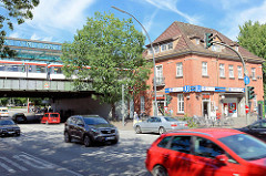 Blick über den Rahlstedter Weg zum Bahnhof Farmsen.
