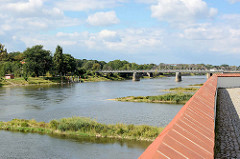 Blick von der Festung Küstrin / Kostrzyn - Polen - auf die Oder und Oderbrücke.