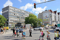 Strassenkreuzung Osterstraße / Heussweg in Hamburg Eimsbüttel, Ampel.