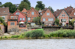 Historische Fachwerkhäuser und Wohnhäuser Lauenburgs am Ufer der Elbe.