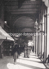 Altes Foto von den Hamburger Alsterarkaden - Passanten / Mann mit Melone und Stock - Frauen mit Hut und langen Kleidern - Cigarrengeschäft.