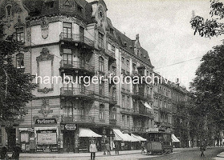 Alte Fotografie vom Grindelberg in Hamburg Rotherbaum - mehrstöckige Wohnhäuser mit Geschäften / Markisen, Grindelberg Drogerie / Parfümerie Carl Niebuhr; Strassenbahn Linie 20 nach Barmbek.