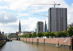 Baustelle der ehem. Spiegelgebäude an der Brandstwiete in der Hamburger Altstadt - Blick über den Zollkanal zur Kornhausbrücke und der St. Katharinenkirche.