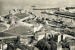 Historische Luftansicht / Flugbild von den Hafenanlagen in Cuxhaven.