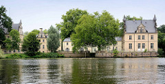 Blick zum Glienicker Schloß / Jagdschloss Glienicke an der Glienicker Lake / Beginn vom Teltow Kanal.