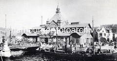 Historische Architektur Hamburgs - Fischauktionshalle am St. Pauli Fischmarkt; c.a 1898. Ein Pferdefuhrwerk steht auf der Kaistrasse bei der Treppe zum Anleger.