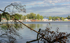 Abendstunden am  Seddinsee - Blick auf den Berliner Ortsteil Schmöckwitz am Seeufer.