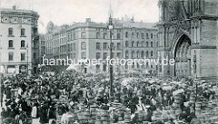 Altes Bild vom Markttreiben auf dem Hopfenmarkt vor der Hamburger Nikolaikirche.