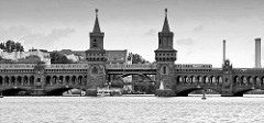 Blick von der Spree auf die Berliner Oberbaumbrücke, die die Ortsteile Kreuzberg und Friedrichshain verbindet. Erbaut 1895 - die Türme haben eine Höhe von 34 m.