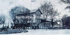 Historische Aufnahme vom Grenzhaus Hoheluft am Lokstedter Steindamm - Restauration, Salon und Club; Wintergarten und Veranda - Tische und Stühle im Freien.