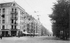 Historischer Blick in die Hoheluftchaussee in Hamburg Hoheluft - mehrstöckige Wohnhäuser mit Mietswohnungen; Die Gaststätte Hohelufter Stern bietet Märzen und Winterhuder Pilsener an - Karren und Pferdefuhrwerke auf der Straße.