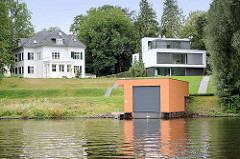 Villen am Ufer vom Griebnitzsee in Potsdam / Babelsberg; modernes Bootshaus.