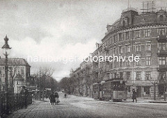 Altes Bild aus Hamburg Hoheluft - Blick von der Brücke über den Isekanal in die Hoheluftchaussee - Gaslaterne am Brückengeländer, dahinter eine Litfaßsäule - eine dichtbesetzte Straßenbahn and der Haltestelle.