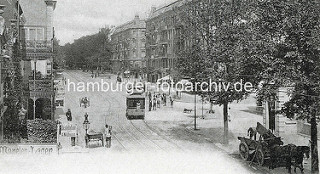 Alte Fotografie aus Hamburg Hoheluft - fahrende Straßenbahn, Bauarbeiter auf der Straße - Handkarren und Pferdefuhrwerk.