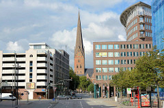 Blick von der Brandtwiete über die Willi Brandt Straße zum Kirchturm der Hamburger St. Petrikirche an der Bergstraße.