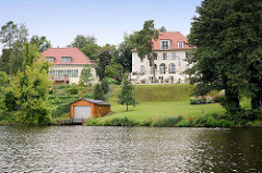 Villen am Ufer vom Griebnitzsee in Potsdam / Babelsberg; Bootshaus.