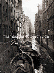 Ebbe im Katharinenfleet - Schuten liegen im Schlick;  Speichergebäude mit Winde, über die die Ladung der Boote gelöscht wird.