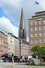Blick vom Speersort zum Kirchturm der Hamburger St. Jakobikirche.