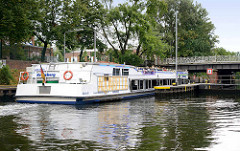 Berliner Ausflugsschiff Kreuzberg mit Touristen / Fahrgästen vor der Schleuse am Landwehrkanal.
