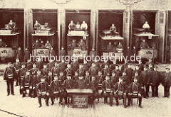 Historisches Foto vom Strassenbahndepot / Bahnhof Hoheluft - Gärtnerstrasse. Schaffner und Straßenbahnfahrer posieren in einer Gruppenaufnahme.