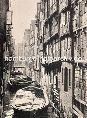 Historische Darstellung vom Katharinenfleet in der Hamburger Altstadt; Schuten mit Ladung liegen im Fleet - hohe Speicher und Wohnhäuser.