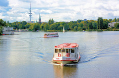 Alsterdampfer auf der Aussenalster - die Saselbek fährt in den langen Zug ein - im Hintergrund der Fernsehturm und die St. Johnniskirche in Hamburg Harvestehude.