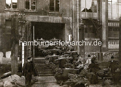 Altes Bild vom Nikolaifleet - Grünkohl wurde aus den Ewern am Fleet geladen und wird mit Tragen zum Hopfenmarkt gebracht.