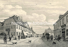 Historische Ansicht der Harburger Schloßstraße - Pferdekutschen und Passanten auf der Straße, Gasthäuser mit Tischen auf dem Gehweg.